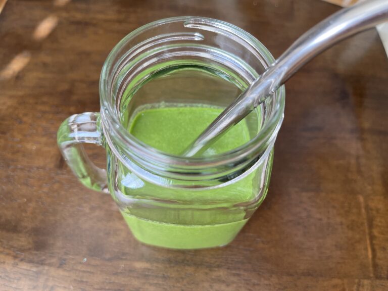 Sweet Kale, Spinach and Banana Smoothie