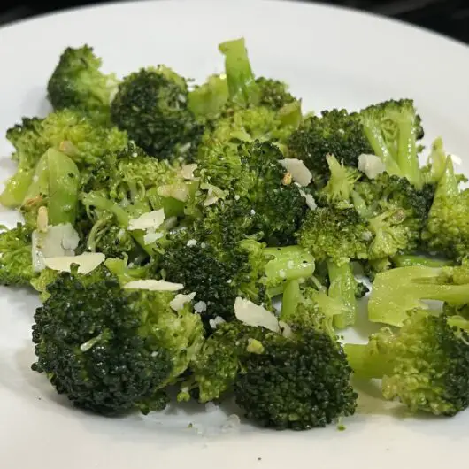 Easy Garlic Seasoned Steamed Broccoli