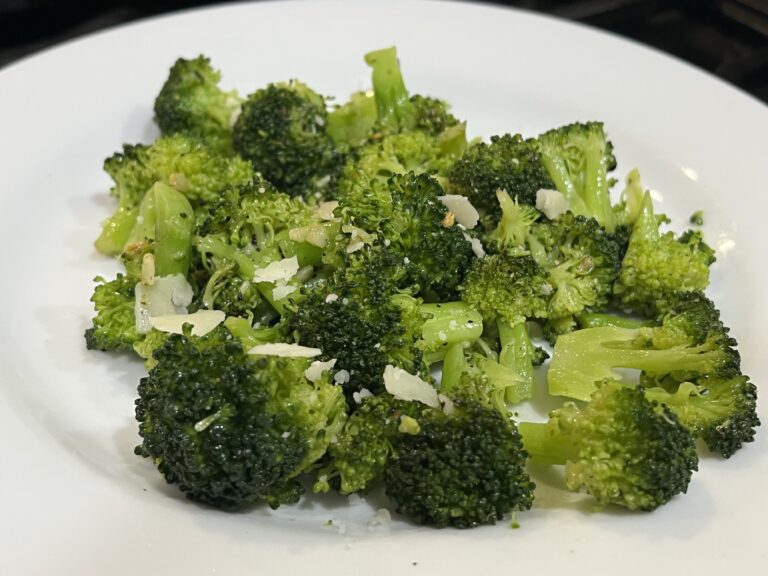 Easy Garlic Seasoned Steamed Broccoli