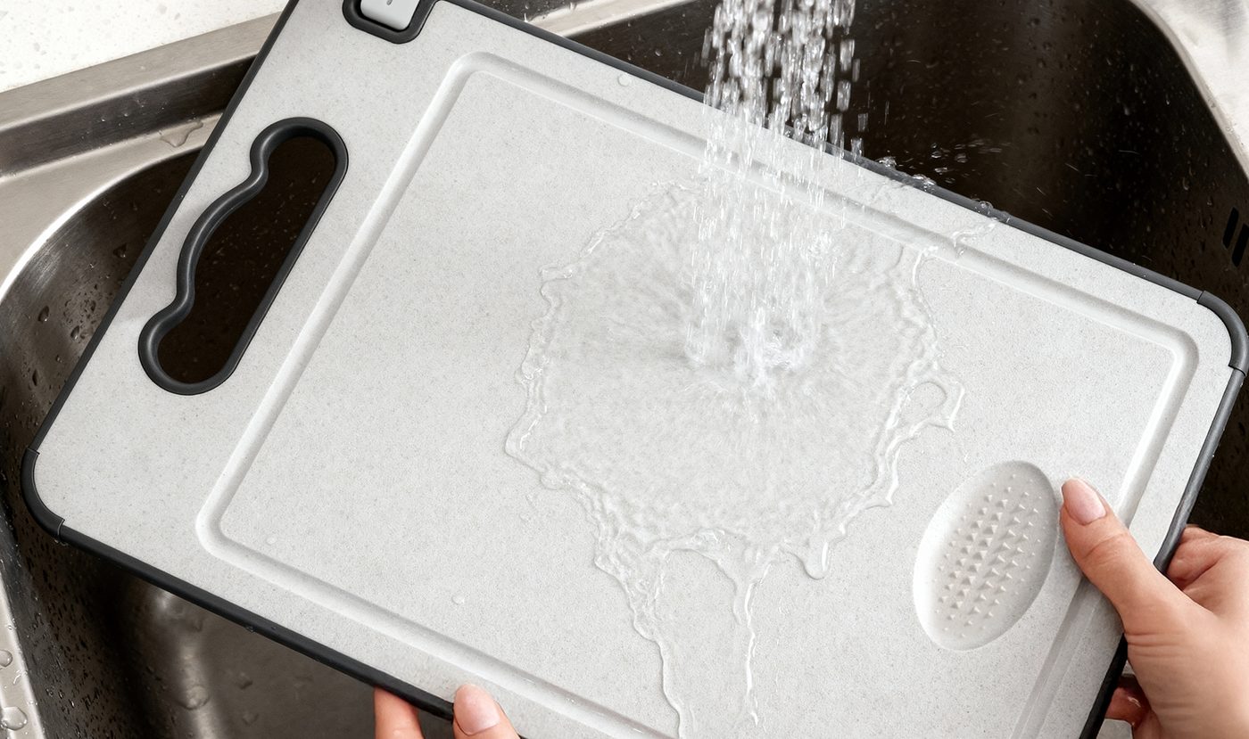 Rinsing the non-porous TIBO board clean under running water